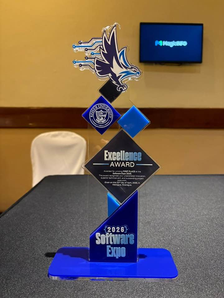 Manfred Noe López Ayala con su reconocimiento Excellence Award